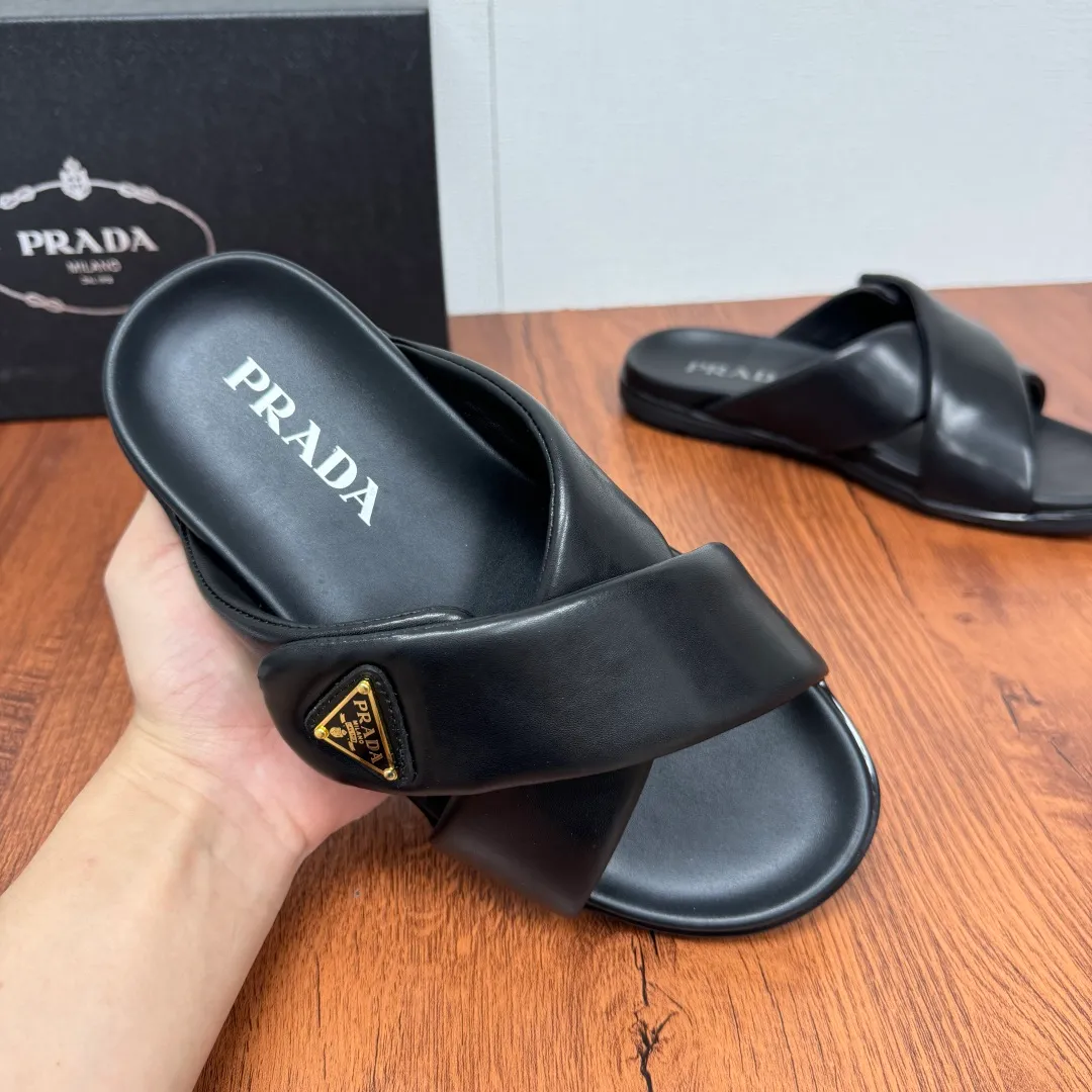 Batch 580 Prada/Prada's new men's leather cross slippers. Velcro closure can finely adjust the size. Calf leather light luxury slippers. Thick soft calf leather wraps the upper. Fat but soft rubber lazy style, soft and comfortable, excellent foot feel. Genuine leather bottom layer, cross style, with a Velcro closure buckle, easy to adjust the appropriate size, and a perfect fit for the wearing experience. The enamel gold triangle logo highlights the brand's classic features. Lightweight rubber thin sole, high foot comfort! Complete package! Size: 39-40-41-42-43-44-45 Leather shoe size Item number: 2X7132 Black